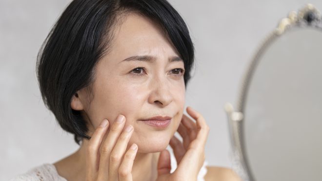 更年期の乾燥肌対策|原因や対策、化粧品の選び方を解説