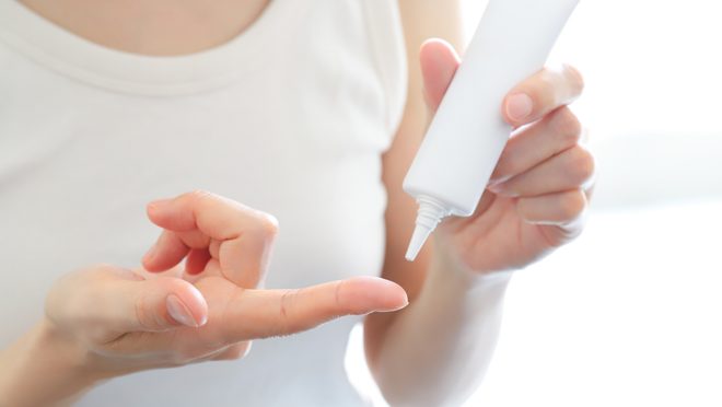 アイクリームの効果的な塗り方とは?本来の役割や悩み別の選び方も
